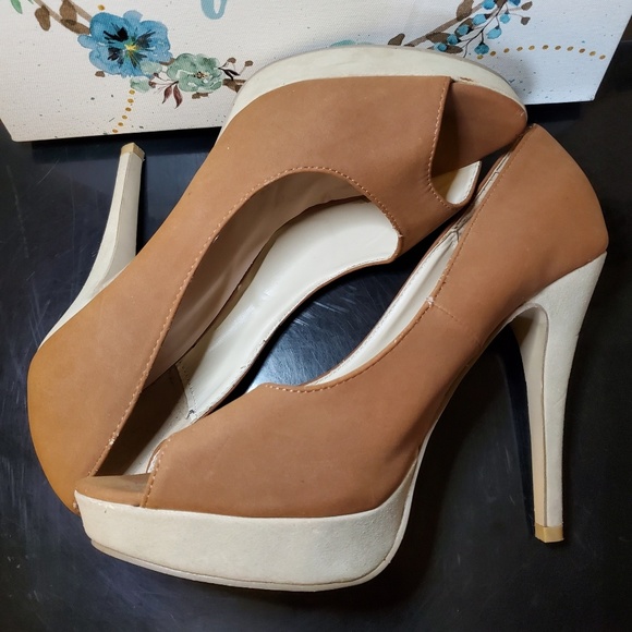 • Platform High Heels • - Picture 3 of 4